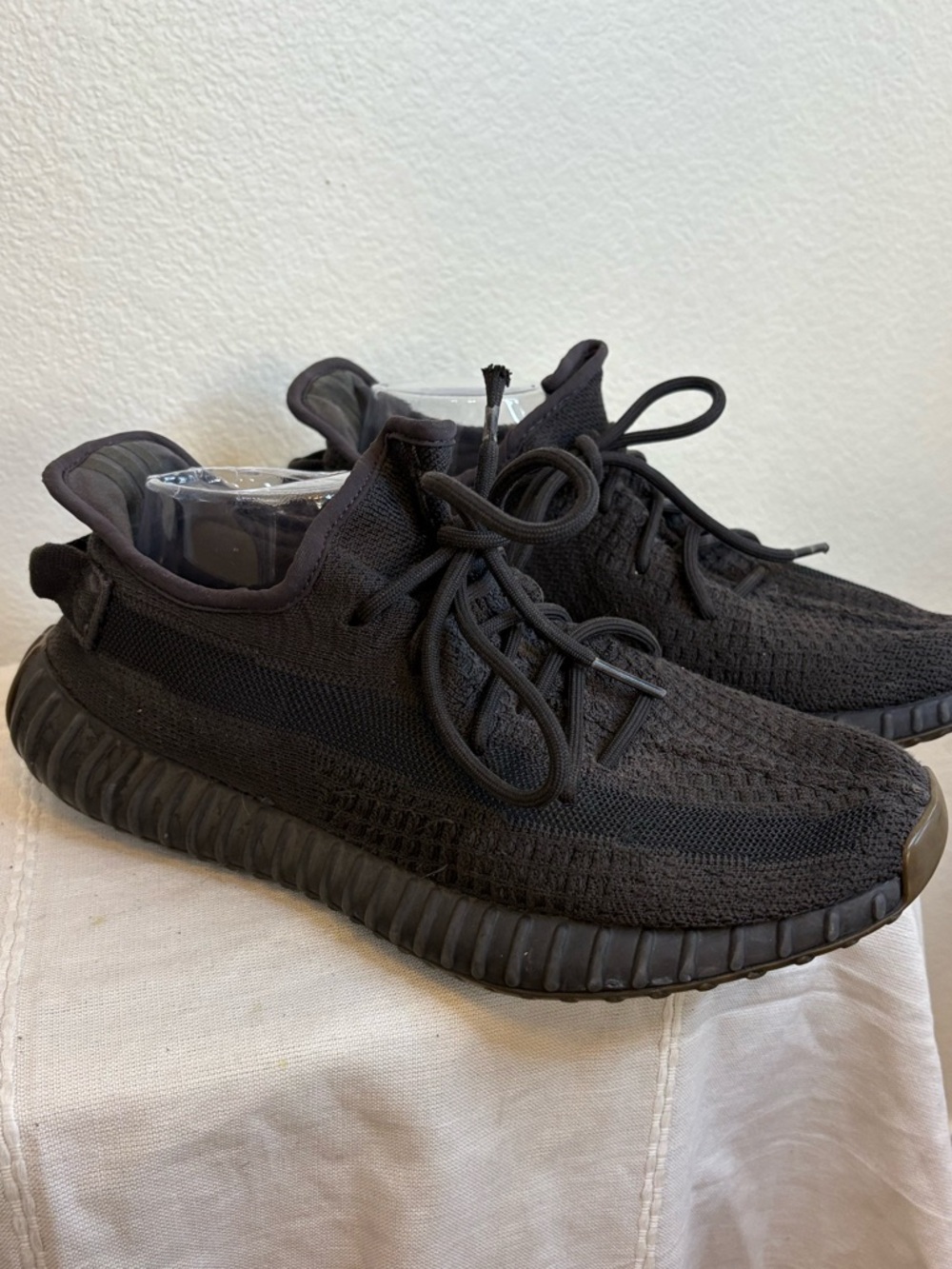YEEZY BOOST 350 V2 in the "Onyx" shoes